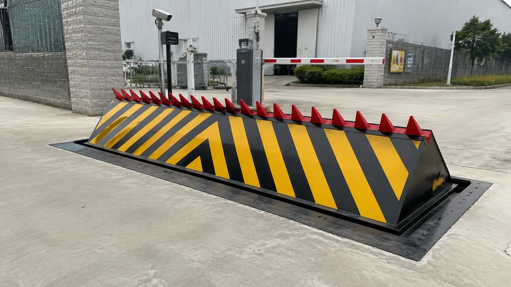 成都嵌入式路障机厂家怎么选：源头与资质(图1)