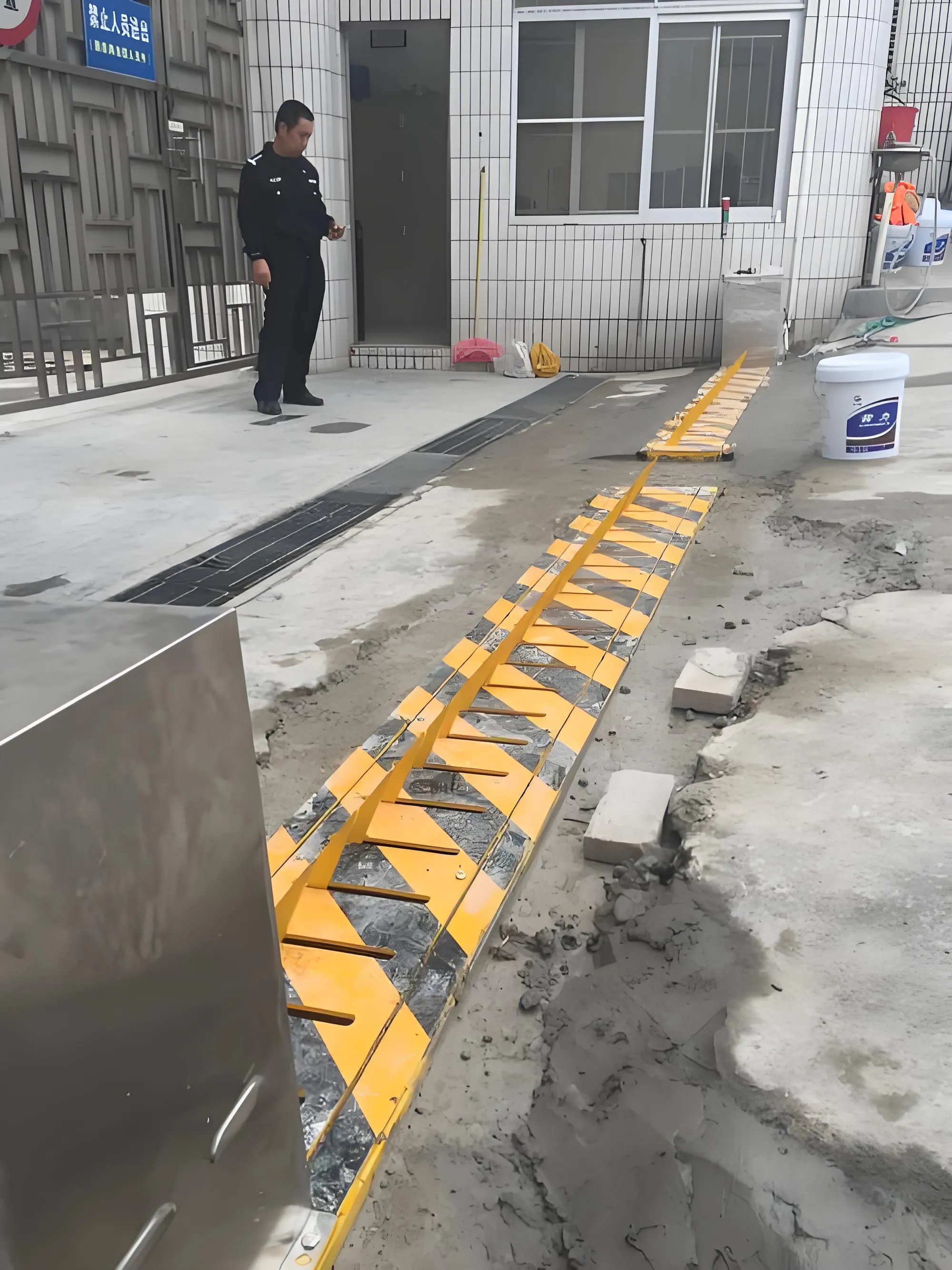 扎胎器在物流园区安装实景图,物流园区部署方案参考 扎胎器在物流园区进出封控的应用(图1)