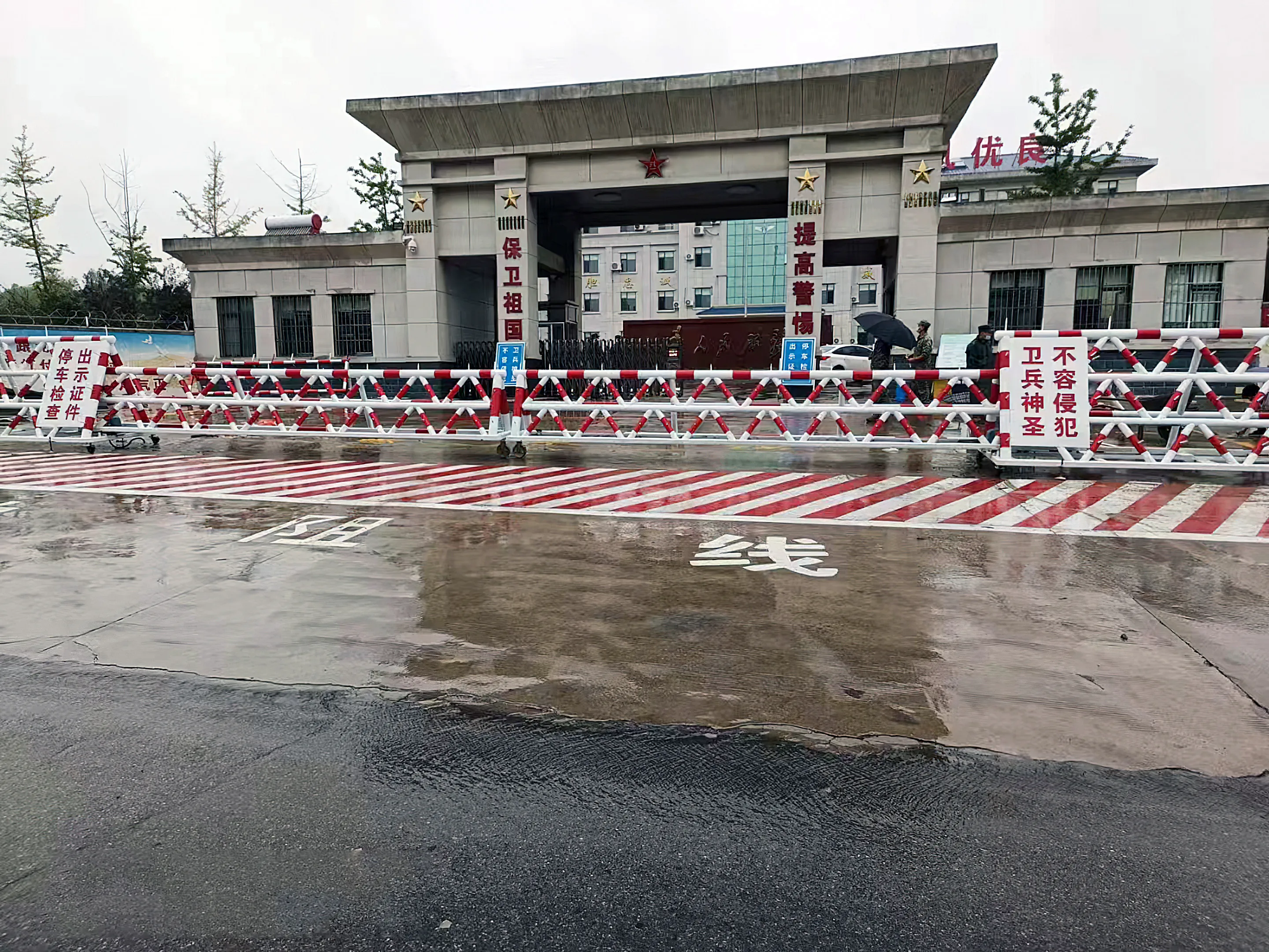 电动隔离拒马在医院院区周界的应用(图1)