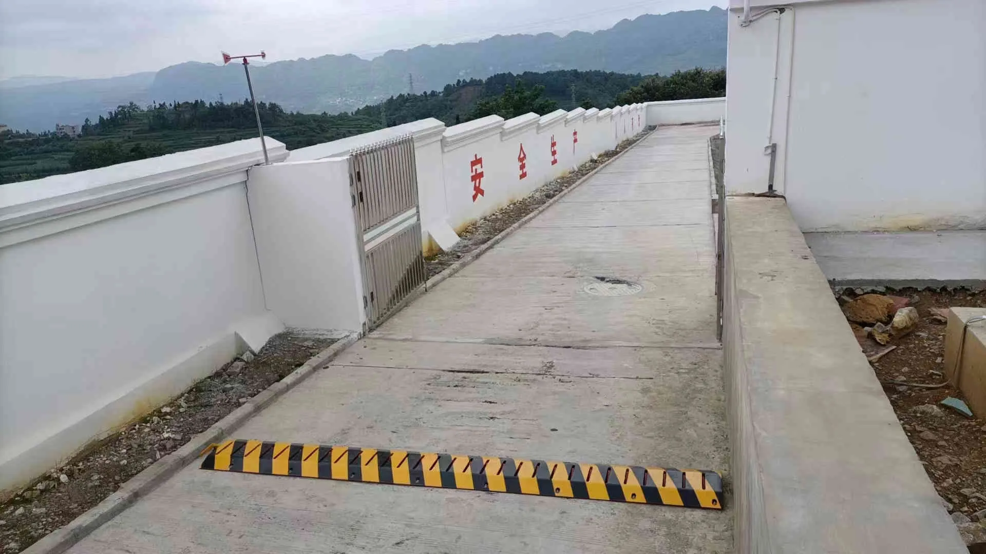 穿刺放气式路障在监管场所安装实景图,监管场所部署方案参考 穿刺放气式路障在看守所监管场所的应用(图1)