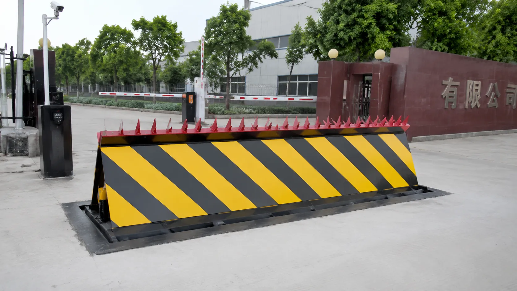 翻板式路障在机场航站楼围界的应用(图1)