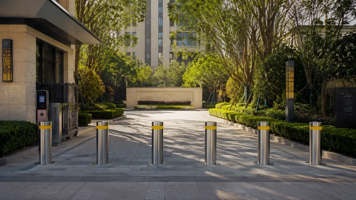 车牌识别升降柱安装实景图,车牌识别升降柱选型参考 车牌识别升降柱采购成本与预算区间(图1)
