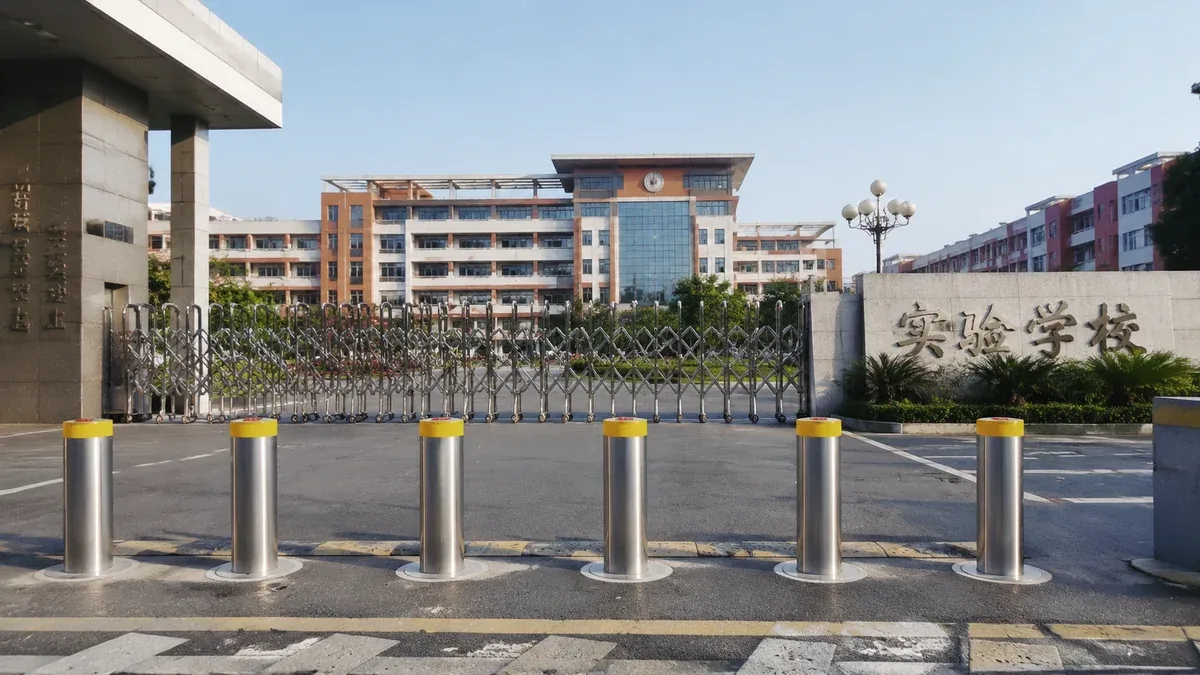 防暴升降柱安装实景图,防暴升降柱选型参考 防暴升降柱使用寿命与质保说明(图1)